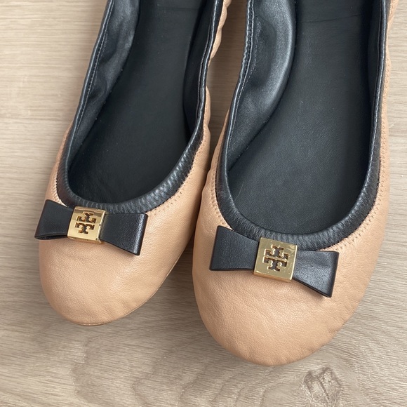 New in box Tory Burch Eddie flats in Camellia Pink and black - Picture 2 of 7